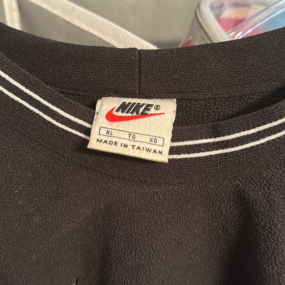 A 90s looking sweatshirt. Size XLarge! - Picture 2 of 3